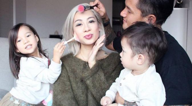 Irfan dan kedua anaknya, Kiyomi dan Zizou sedang meriah wajah Jennifer. Sumber: Instagram