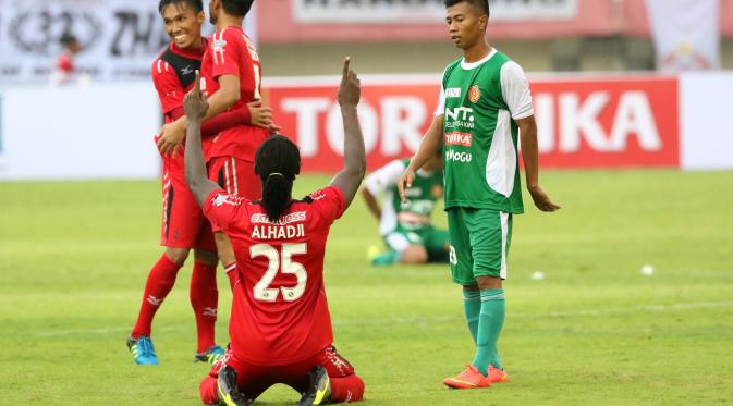 Pemain Semen Padang Alhadji Sujud usai timnya menang atas PS TNI  pada laga Piala Jenderal Sudirman di Stadion Manahan, Solo, Sabtu (12/12/2015). (Bola.com/Nicklas Hanoatubun)