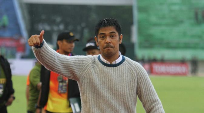 Pelatih Semen Padang, Nilmaizar, mengenakan sweater yang jadi ciri khasnya. (Bola.com/Robby Firly)