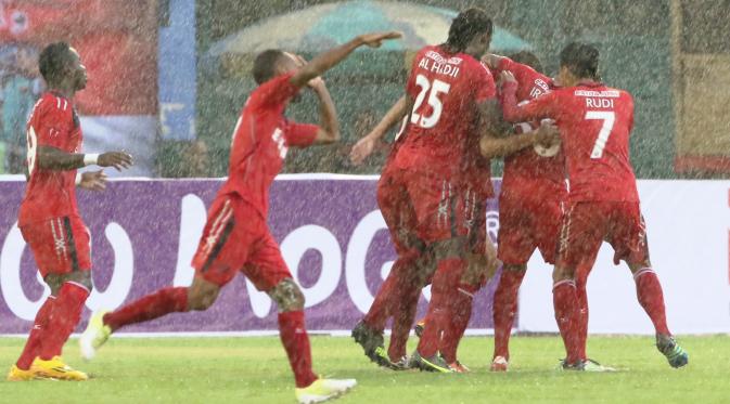 Para pemain Semen Padang merayakan gol dari James Koko Lomell ke gawang PS TNI pada laga 8 besar Piala Jenderal Sudirman di Stadion Manahan, Solo, Sabtu (12/12/2015). Semen Padang berhasil menang 2-1. (Bola.com/Nick Hanoatubun)