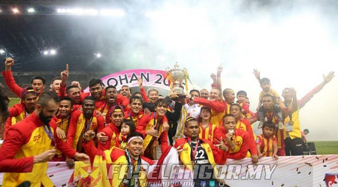 Andik Vermansah bersama pemain Selangor FA setelah juara Piala Malaysia di Stadion Shah Alam, Selangor, Sabtu (12/12/2015). (Instagram/Faselangor.my)