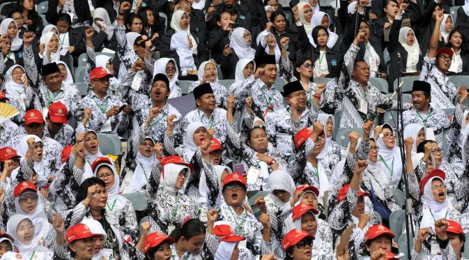 Ribuan guru dari sejumlah daerah menghadiri peringatan HUT Persatuan Guru Republik Indonesia (PGRI) ke-70 di SUGBK, Jakarta, Minggu (13/12/2015). Para guru kecewa karena Presiden jokowi tidak hadir di acara tersebut. (Liputan6.com/Johan Tallo)