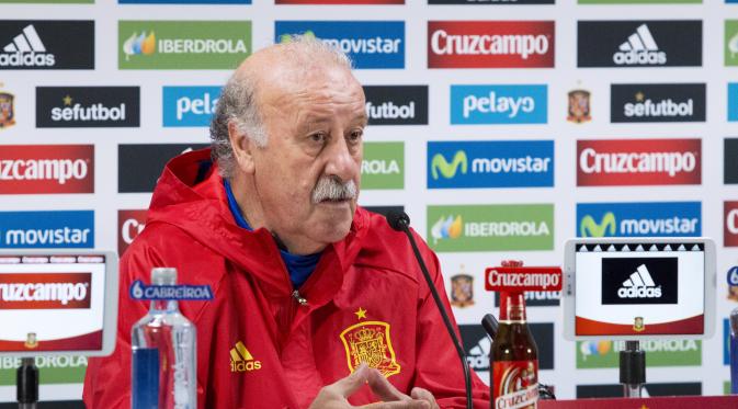Pelatih Timnas Spanyol, Vicente Del Bosque, pada sesi konfrensi pers jelang pertandingan melawan Belgia (16/11/2015). Del Bosque tak ingin ikut campur masalah perseteruan antara Gerard Pique dan Alvaro Arbeloa. (Reuters/Delmi Alvarez)