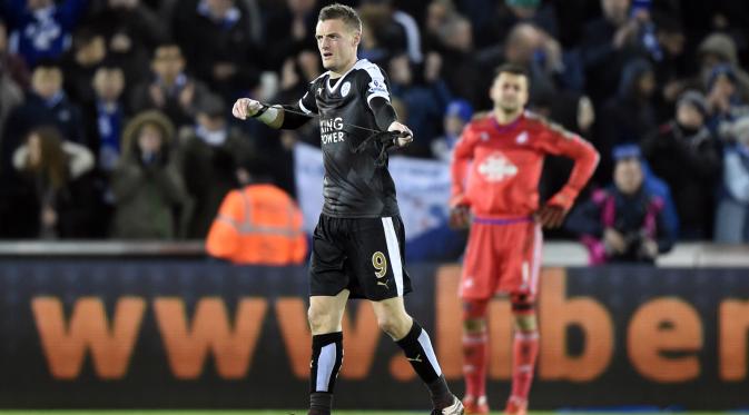 Ekspresi Jamie Vardy setelah mencetak gol ke gawang Swansea City pada (5/12/2015) WIB. Aksi menawan Vardy musim ini mendapatkan pujian dari pelatih Chelsea, Jose Mourinho. (Reuters / Rebecca Naden)