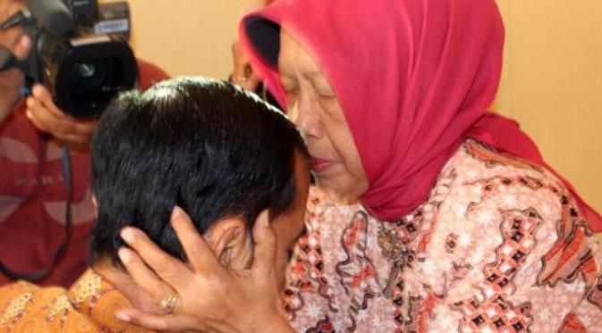 Hari Ibu, ini deretan foto bakti Presiden Jokowi pada ibundanya | Via: kaskus.co.id
