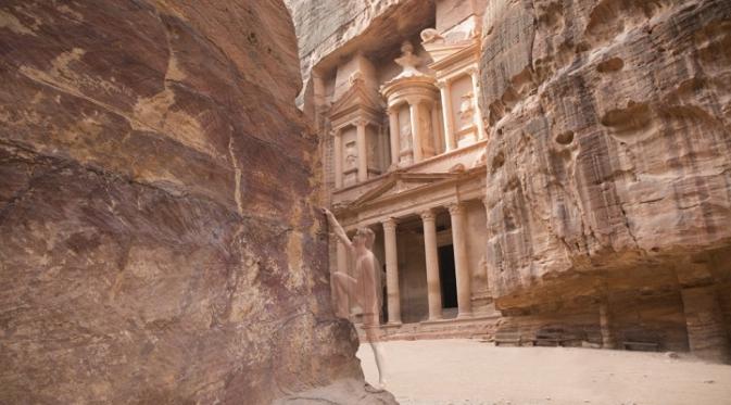 Petra, Yordania. | via: Trinna Merry