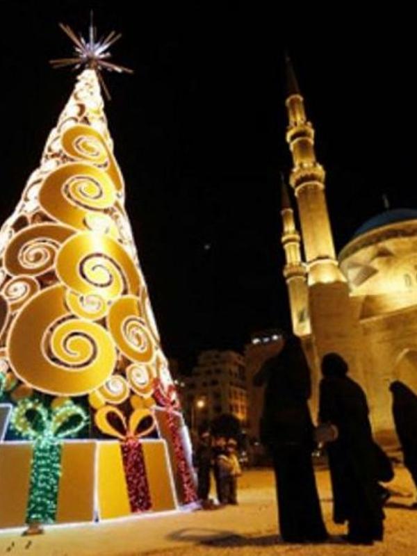 Masjid Al-Amin memajang pohon natal ini pada 2014 | Via: dailymail.co.uk