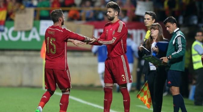 Sergio Ramos (kiri) dan Gerard Pique (kanan) merupakan pemain andalan tim nasional Spanyol. (AFP/Cesar Manso)