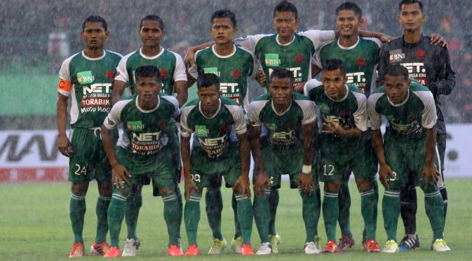 Tim PS TNI Saat bertanding pada laga Piala Jenderal Sudirman di Stadion Manahan, Solo, Sabtu (12/12/2015). (Bola.com/Nicklas Hanoatubun)