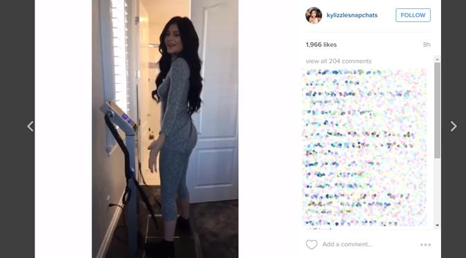 Kylie Jenner getarkan bokongnya. (foto: eonline)