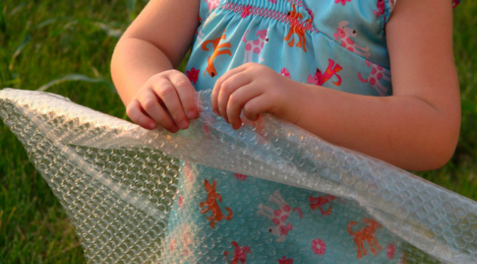 Bubble wrap bisa jadi mainan bagi siapapun. (Via: blog.al.com)