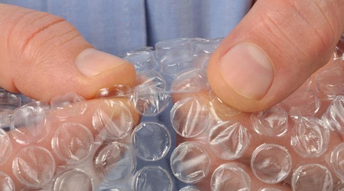 Mereka percaya kalau memecahkan bubble wrap bisa jadi obat stres menjelang ujian. (Via: telegraph.co.uk)