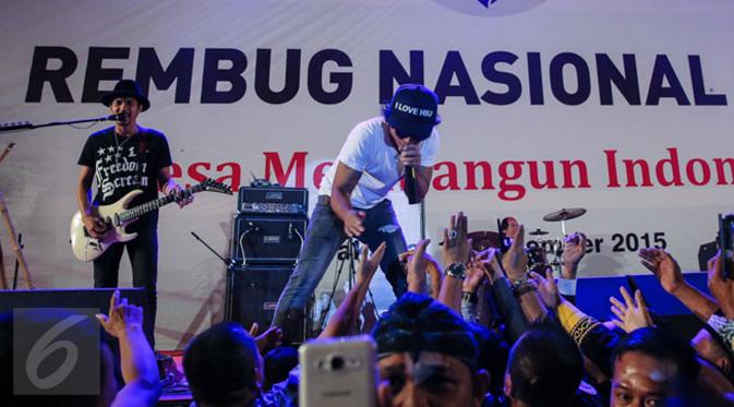 Grup band Slank memeriahkan Forum Rambug Nasional 2015 di Jiexpo Kemayoran, Jakarta, Selasa (15/12). Forum tersebut bertema 'Desa membangun Indonesia'. (Liputan6.com/Faizal Fanani)