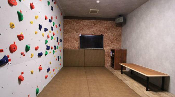 Ruangan bouldering karaoke di Jumbo Karaoke Hiroba, Jepang