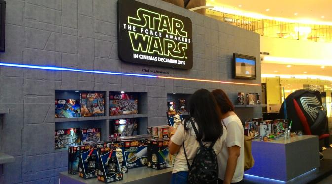 Senayan City dan Lucasfilm menggelar pameran interaktif Star Wars: The Force Awakens yang berlangsung sejak 4 Desember 2015 hingga 10 Januari 2016