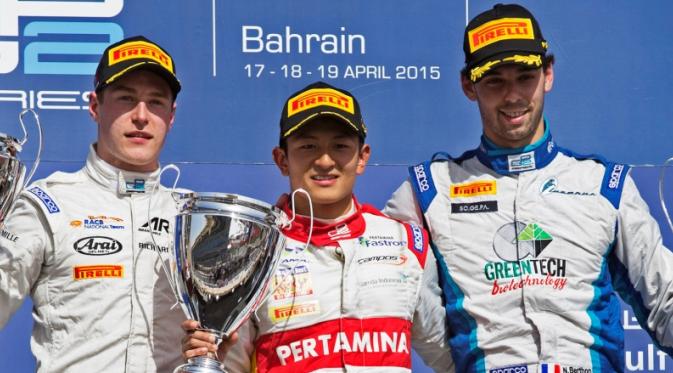 Rio Haryanto mengangkat trofi di podium setelah menjuarai Sprint Race GP2 Bahrain, 19 April 2015. (Rio Haryanto Media)