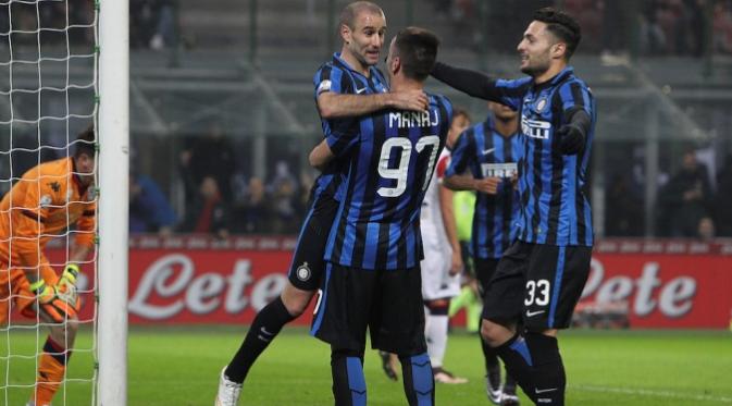 Striker Inter Milan, Rodrigo Palacio (kiri) rayakan gol ke gawang Cagliari (Passioneinter/Liputan6.com)