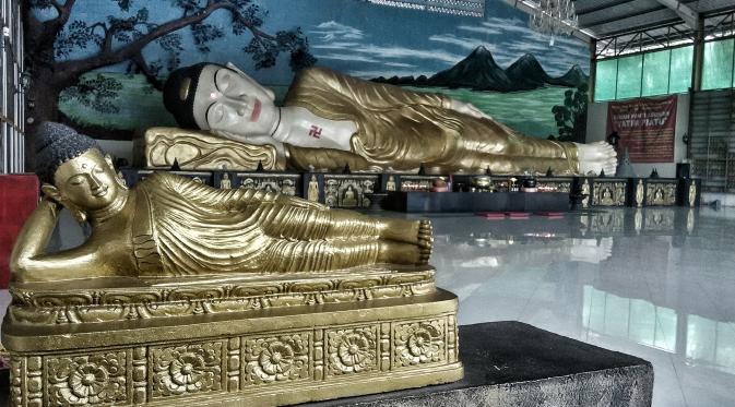 Patung Buddha tidur di Vihara 8 Posat, Bogor