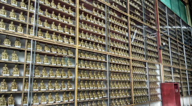1300 buah patung Buddha mini di dalam etalase.