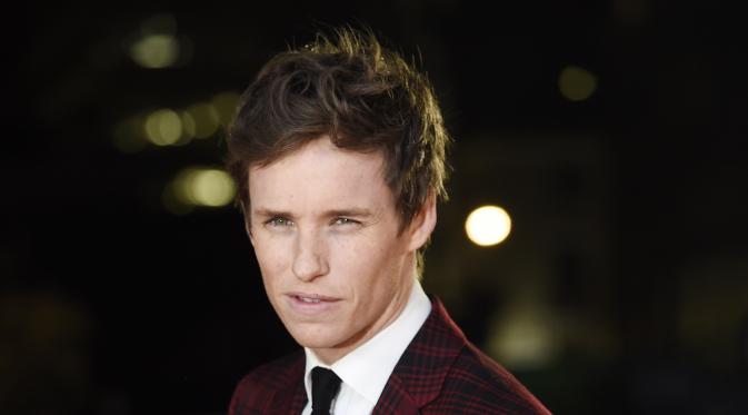 Aktor Eddie Redmayne menjadi pemeran utama di film ‘Fantastic Beasts and Where to Find Them’. Ia melakoni peran sebagai Newt Scamander, seorang ‘magizoologist’ yang juga muncul dalam film ‘Harry Potter’. (Bintang/EPA)