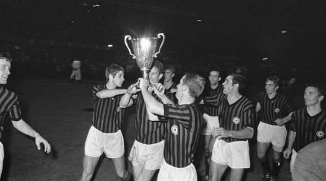 Para pemain AC Milan saat meraih keberhasilan meraih trofi Piala Winners UEFA 1967-68 usai mengalahkan Hamburg SV 2-0. (UEFA)