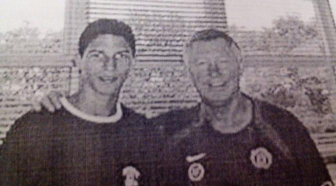 Arthur Cunha Da Rocha di salah satu surat kabar lokal Brasil saat foto bersama Sir Alex Ferguson ketika menjalani tes di Manchester United pada tahun 2007. (Dokumen pribadi)