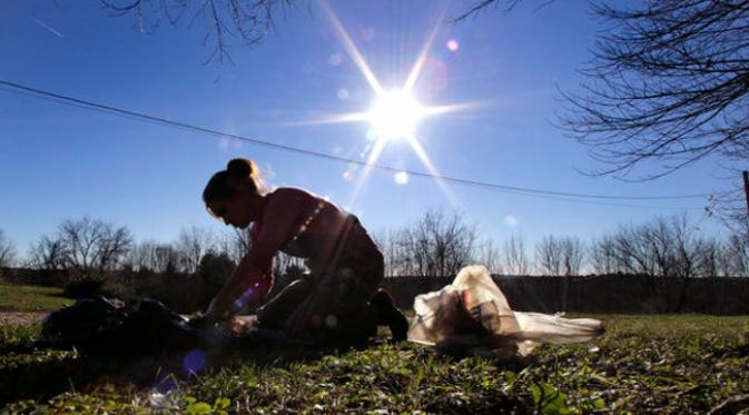 Paquin turut menguliti hewan mati. (foto: Huffington Post)