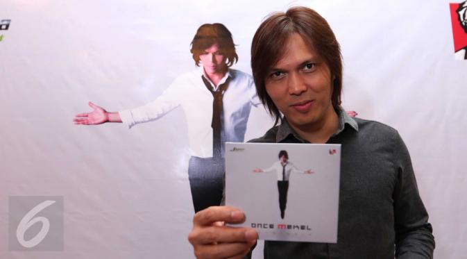 Once Mekel menunjukkan album barunya di kawasan Kemang, Jakarta, Rabu (16/12/2015). Once mengeluarkan album keduanya yang berjudul Intrinsik. (Liputan6.com/Angga Yuniar)