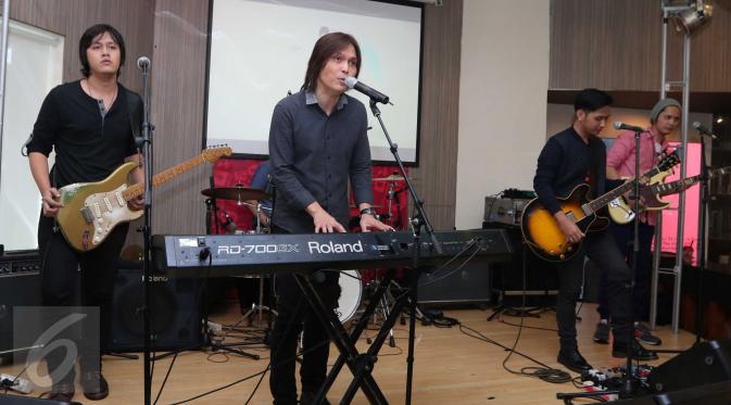 Once Mekel beraksi saat peluncuran album baru di kawasan Kemang, Jakarta, Rabu (16/12/2015). Once mengeluarkan album keduanya yang berjudul Intrinsik. (Liputan6.com/Angga Yuniar)