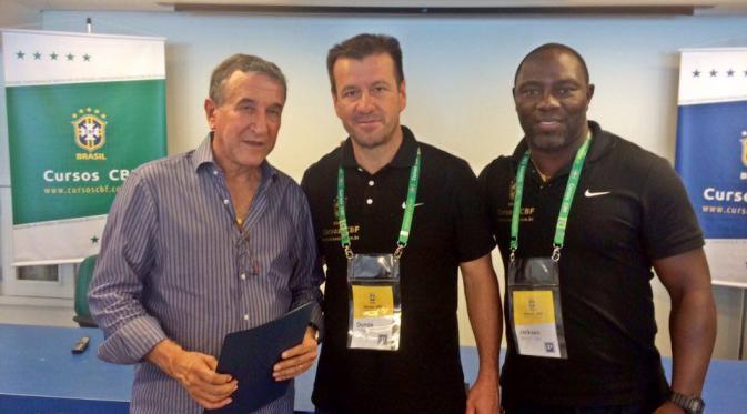  Jacksen F. Tiago berfoto dengan legenda timnas Brasil, Carlos Alberto Parreira dan Dunga di sela-sela acara kursus kepelatihan di Brasil. (Dok. Pribadi)