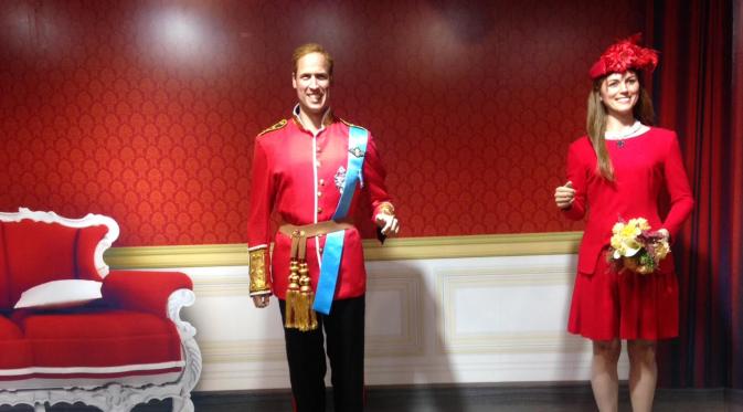 Wujud patung liln Pangeran William dan Kate Middleton.