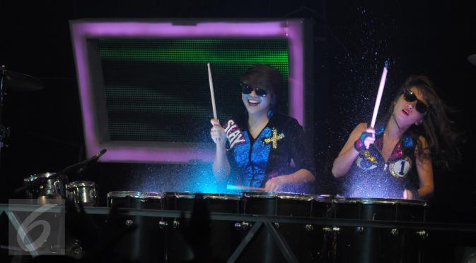 DJ Angger Dimas berkolaborasi dengan Splash Drumlight dalam konser bertajuk The Biggest Concert Angger Dimas: Night Like This di Studio 6 Emtek City, Jakarta, Rabu (16/12).  (Liputan6.com/Herman Zakharia)