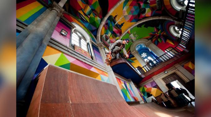 Arena skateboard dihiasi oleh mural indah karya Okuda San Miguel. (foto: This is Colossal)