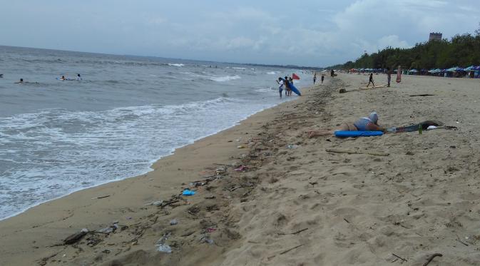 Sampah di Pantai Kuta, Bali (Liputan6.com/ Dewi Divianta)