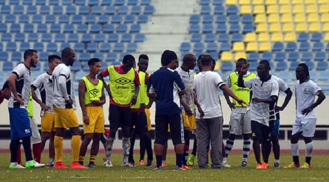 Pemain asing termasuk Achmad Jufriyanto dan Yongki Aribowo mengikuti trial bersama Terengganu FA di Stadion Sultan Mizan Zainal Abidin, Rabu (16/12/2015). (Terengganu FA)
