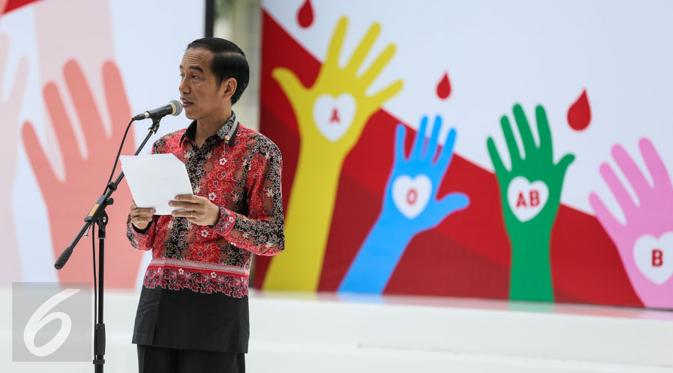 Presiden Jokowi memberi kata sambutan pada upacara penganugerahan di Istana Bogor, Jumat (18/12). Di acara itu, 893 orang yang telah melakukan 100 kali donor darah mendapat Tanda Kehormatan Satyalencana Kebaktian Sosial (Liputan6.com/Faizal Fanani)