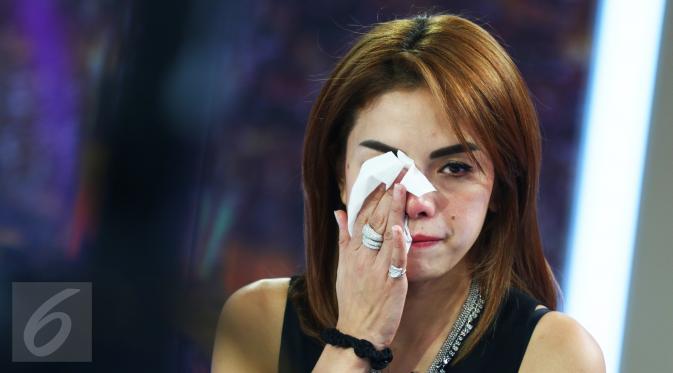 Aktris Nikita Mirzani mengusap air matanya saat ditemui di SCTV Tower, Senayan, Kamis (17/12). Wanita 29 tahun itu merasa dirugikan dan  harus memperbaiki diri atas tudingan dirinya sebagai pekerja seks komersial (PSK). (Liputan6.com/Yudha Gunawan)