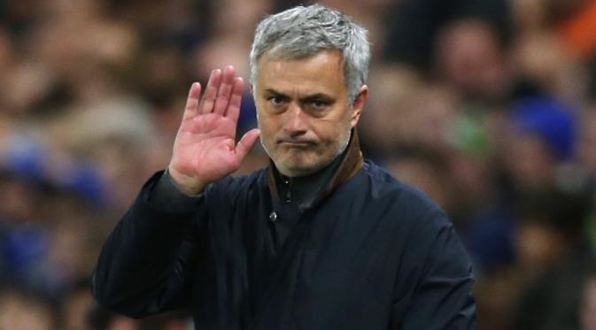 Jose Mourinho menunjukkan gestu seakan ingin berpisah dari Chelsea pada pertandingan melawan FC Porto di Liga Champions (9/12/2015). (Reuters/John Sibley)