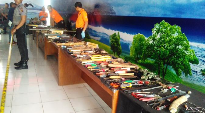 Polresta Denpasar mengamankan berbagai jenis senjata tajam dari dalam Lapas Kelas IIA Kerobokan Denpasar, Kabupaten Badung. (Liputan6.com/Dewi Divianta)