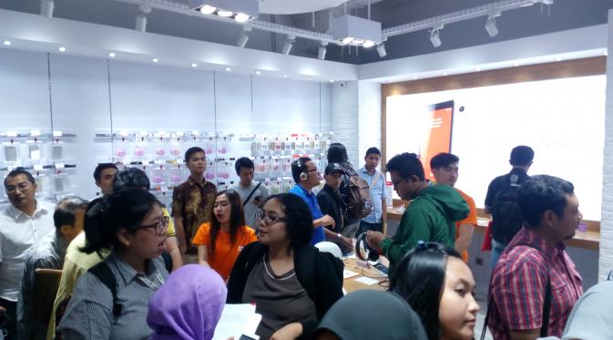 Suasana pembukaan gerai Mi Concept Store di Pondok Indah Mal (PIM), Jakarta, Jumat (18/12/2015). (M Wahyu Hidayat/Liputan6.com)