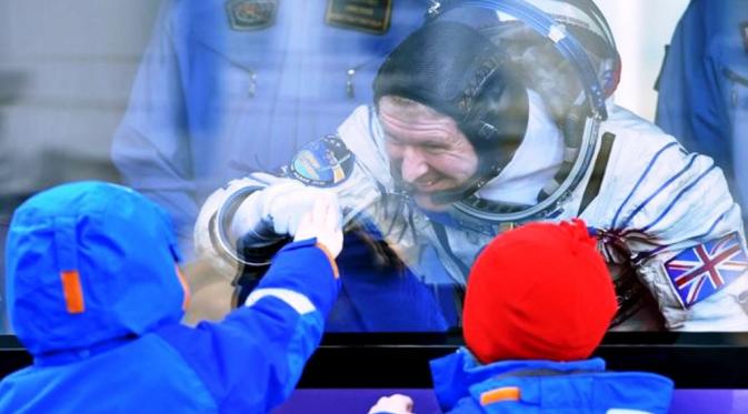 Astronot Inggris Tim Peake mengangkasa bersama dua kosmonot Rusia (Reuters)