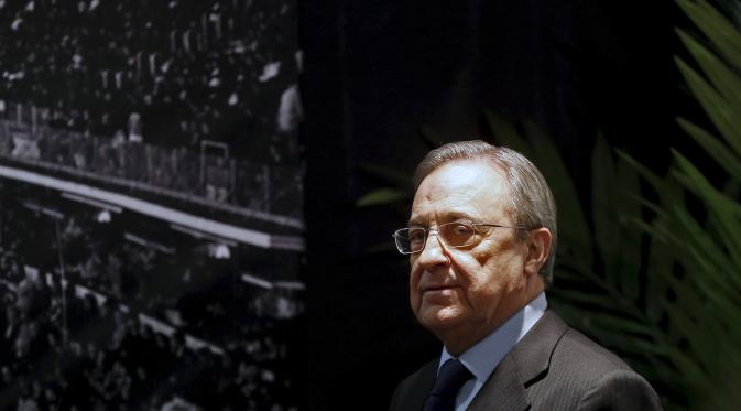 Presiden Real Madrid, Florentino Perez, dikabaran menyambangi ruang ganti pemain usai laga melawan Manchester City. (Reuters/Juan Medina)