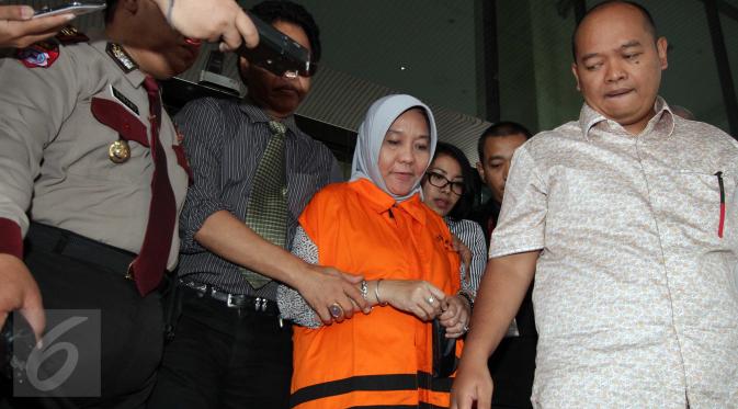 Anggota DPRD Provinsi Sumatera Selatan, Lucianty (tengah) sekaligus istri dari Bupati Musi Banyuasin Pahri Azhari ikut ditahan KPK, Jakarta, Jumat (18/12). (Liputan6.com/Helmi Afandi)