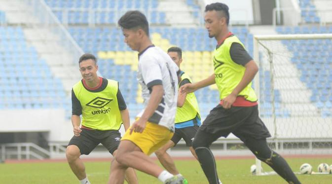 Mantan pemain Persib Bandung, Achmad Jufriyanto, berlatih bersama tim utama Terengganu FA di Stadion Sultan Mizan Zainal Abidin, Terengganu, Jumat (18/12/2015). (Facebook)