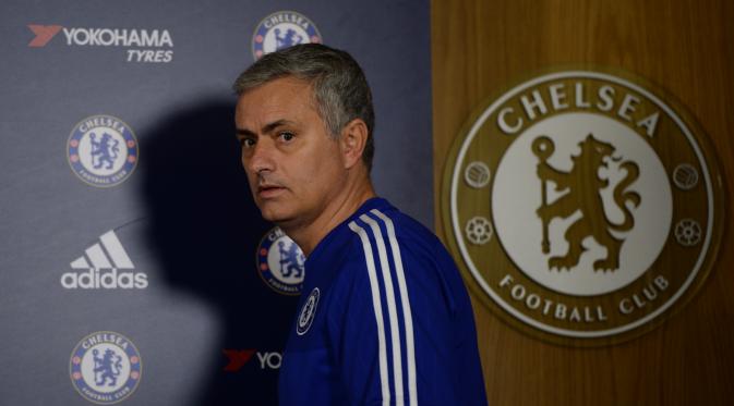 Jose Mourinho saat melakukan sesi konferensi pers di pusat latihan Chelsea, beberapa waktu lalu. Menurut gelandang Chelsea, Cesc Fabregas, sosok Mou akan cepat kembali ke Stamford Bridge. (Reuters/Tony O'Brien)
