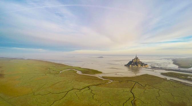 Mont Saint Michel, In Normandie, Perancis. (Via: Dronestagr.am)