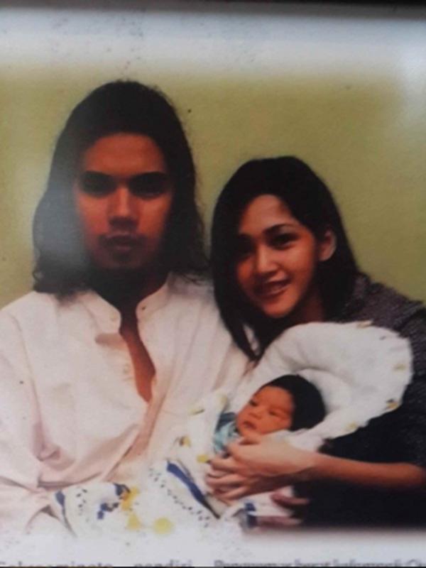 Ahmad Dhani dan Maia Estianty tampak menggendong Ahmad El Jallaludin Rumi ketika masih bayi, putra kedua mereka. Buah hati dari pasangan yang telah berpisah ini memang kerap kali mengunggah momen bahagia keluarga mereka. (via instagram/@elelrumi)