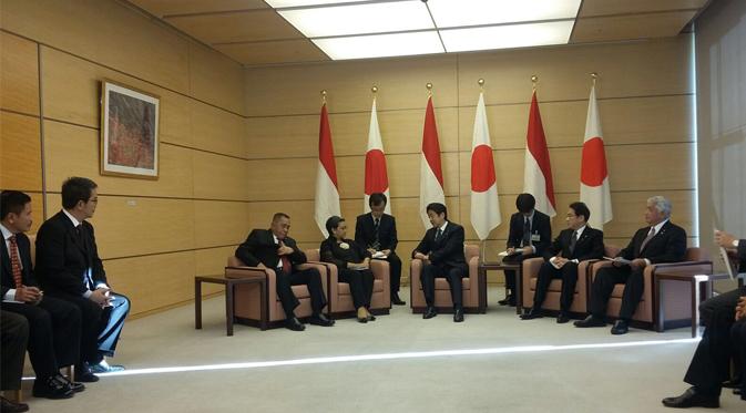 Keakraban dua negara, RI dan Jepang tampak dalam pertemuan Menteri Pertahanan RI dan Menhan Jepang di acara itu.