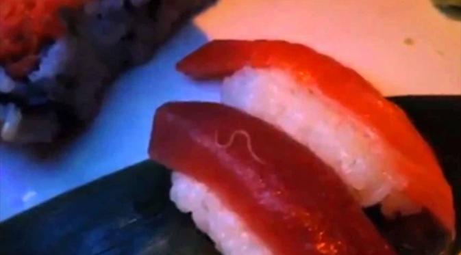 Tak hanya merkuri, sushi bisa saja mengandung parasit. (Via: youtube.com)