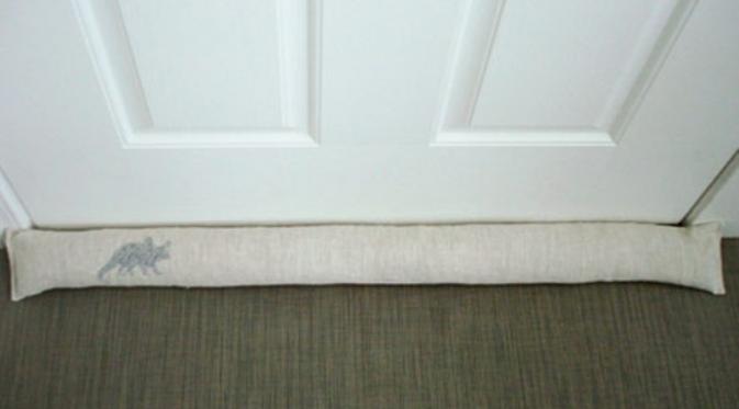 Pengganjal pintu untuk mencegah udara dingin masuk ke rumah. Sumber: Goodhousekeeping